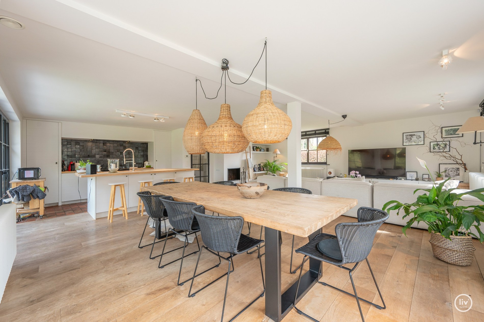 Prachtige vrijstaande villa rustig gelegen te Monikkendreef op een mooi perceel van 1000m2. 