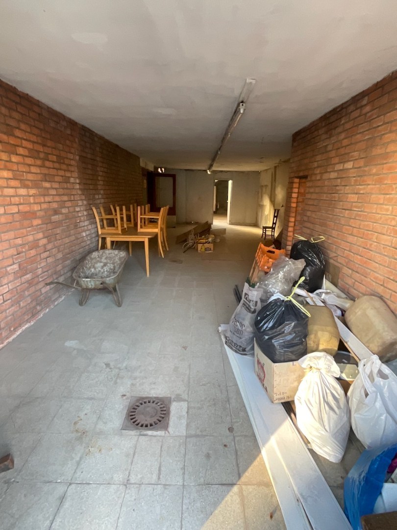 Totaal te renoveren gebouw met garage 