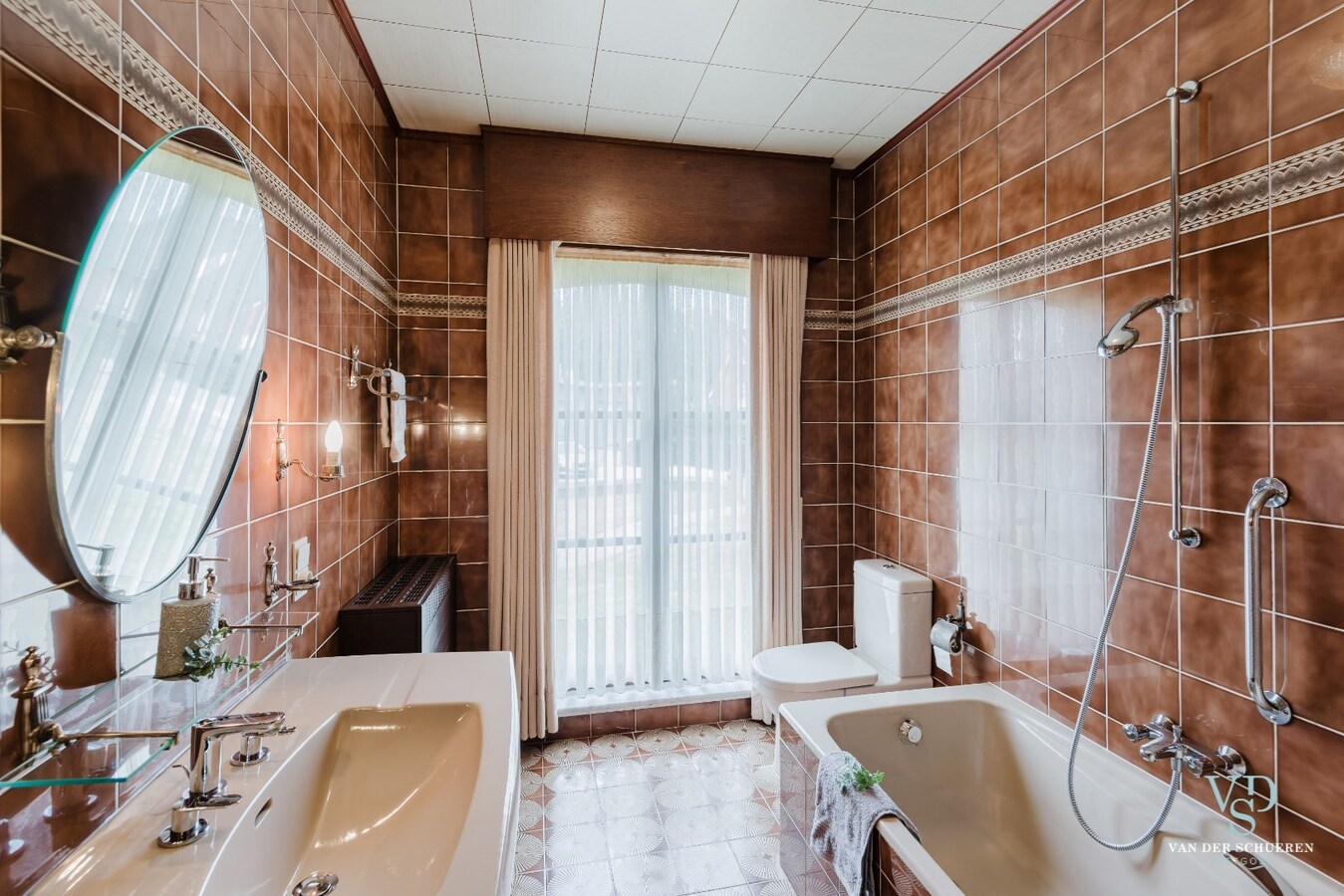 Gelijkvloerse villa.    Op 1 km van de Schelde. 