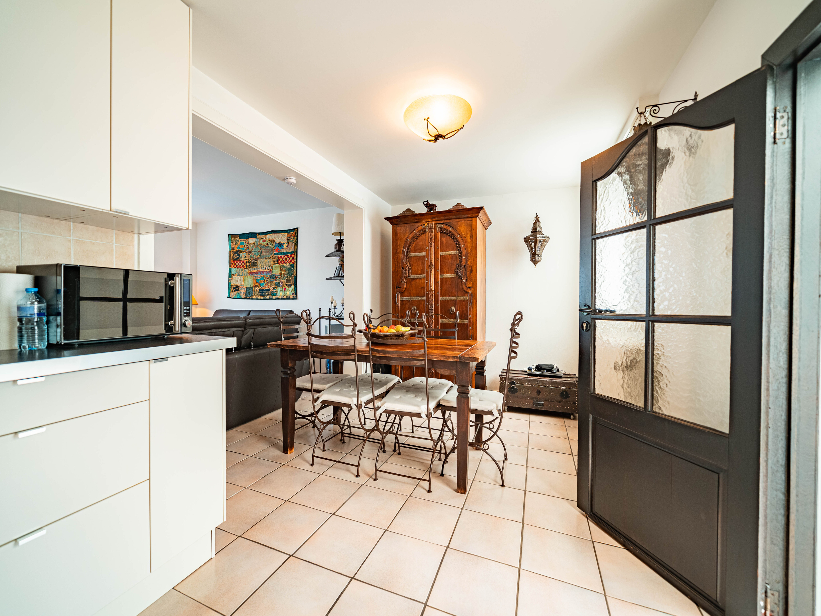 Uitzonderlijk goed onderhouden instapklare woning met 3 slaapkamers en tuin 