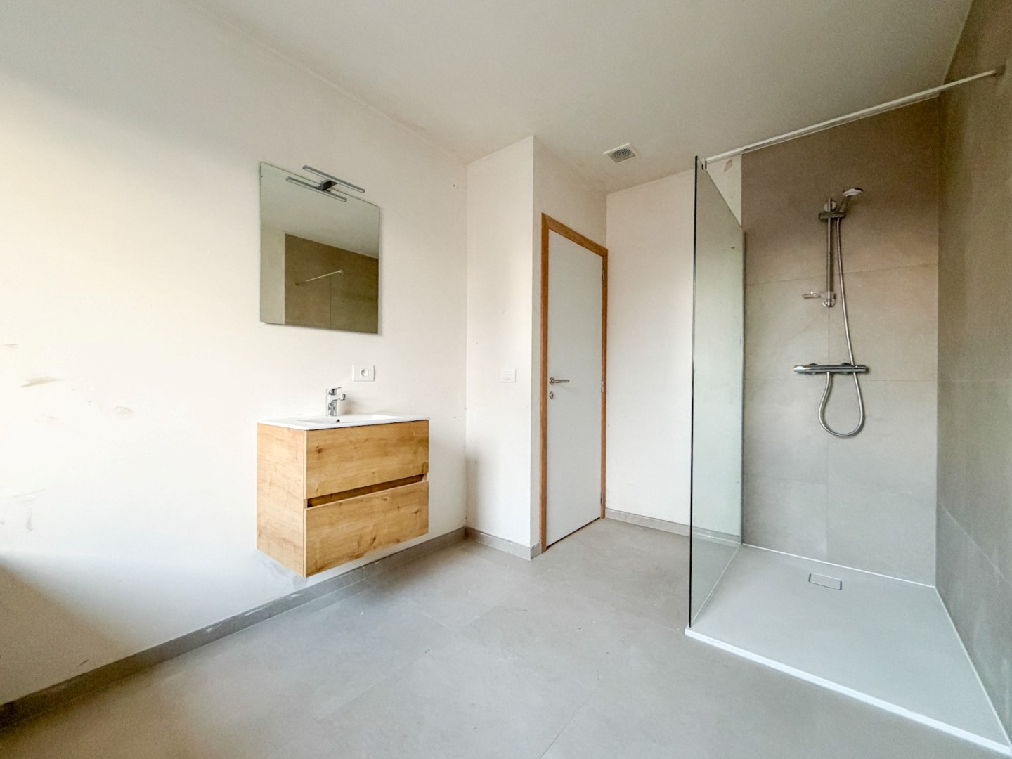 Rustig gelegen energiezuinige nieuwbouwwoning met 4 slpk, op ruim perceel, Torhout. 