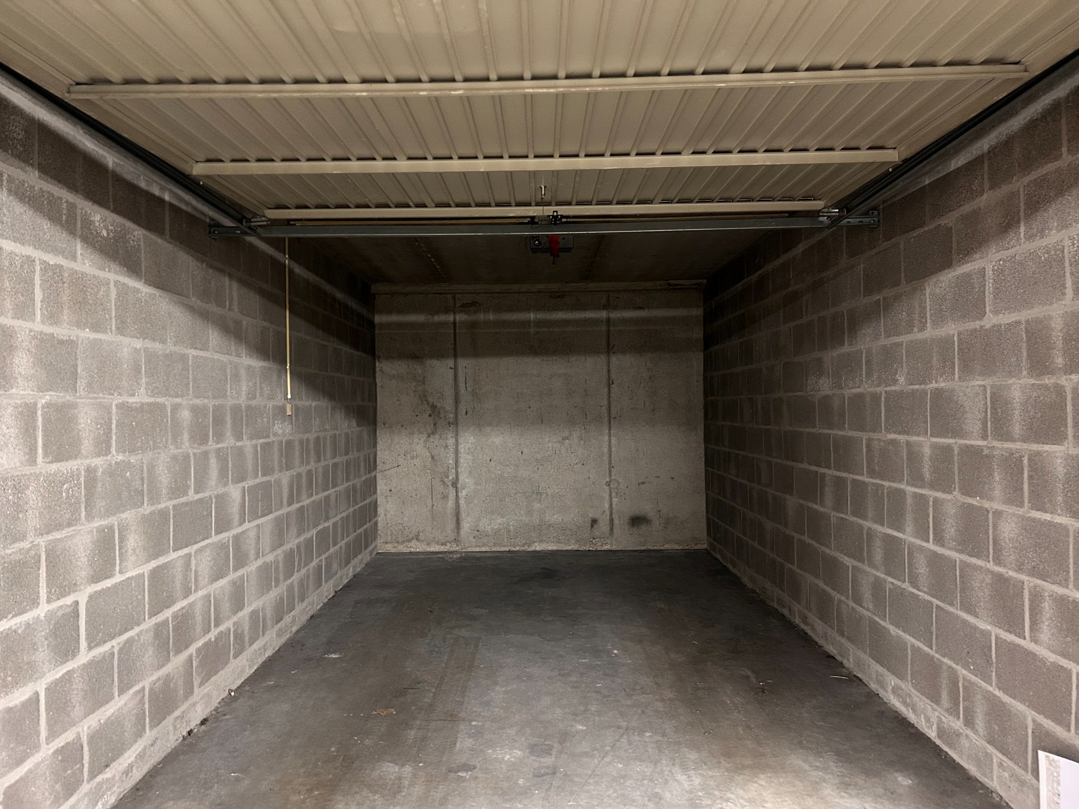 Ruime garagebox te huur gelegen in de Kustlaan te Knokke. 