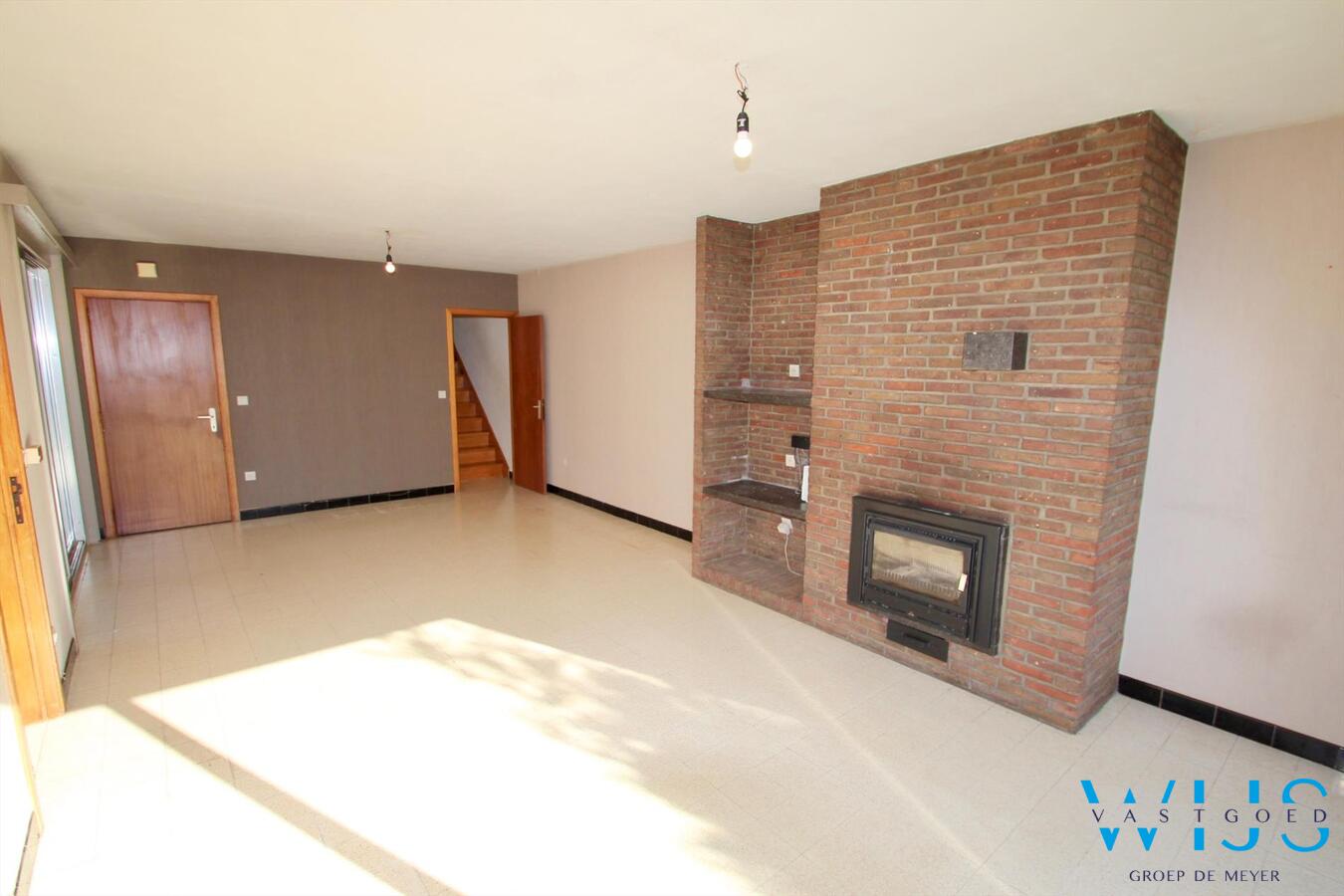 Vlot te renoveren woonhuis op een ruim perceel van 1130 vierkante meter te OOSTEEKLO ! 