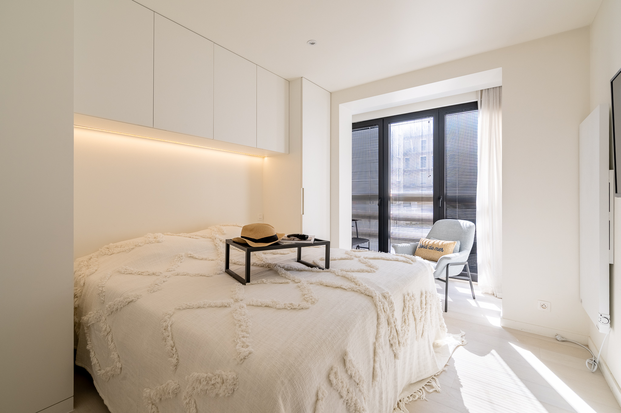 Appartement rénové avec style, offrant une vue latérale sur la mer, au cœur du Zoute. 