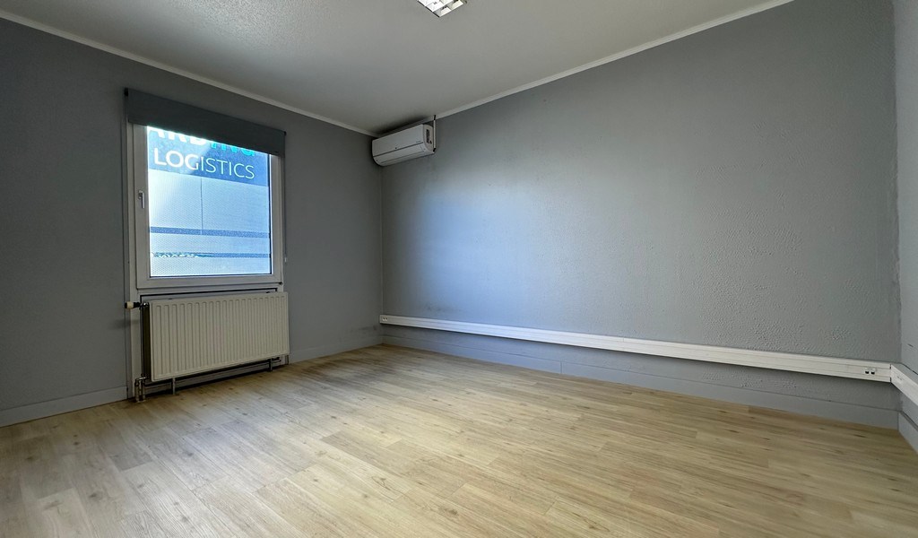 Alleenstaand kantoor te huur langs R4 te Wondelgem