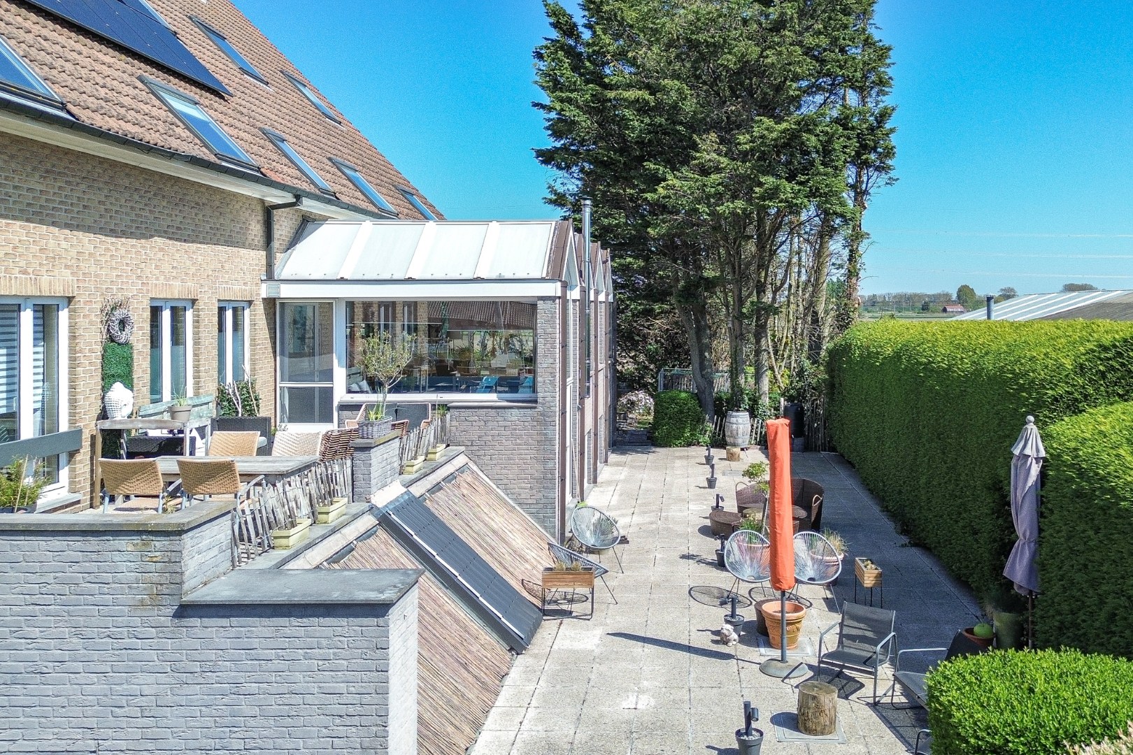 Unieke investeringskans: karaktervol hotel met 18 kamers &amp; woonmogelijkheden te koop! 