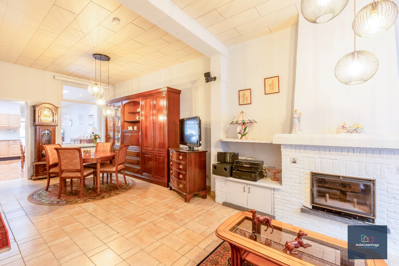 Charmante op te frissen rijwoning met ruime stadstuin 