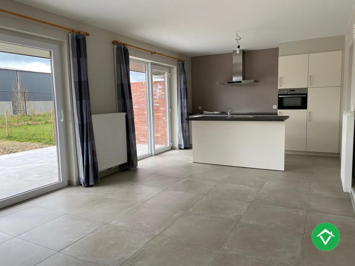 Ruime nieuwbouw woning met 3 slaapkamers, tuin  met tuinhuis en garage te Kortemark 