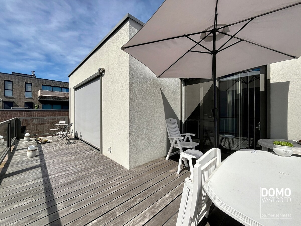 RUIM APPARTEMENT VAN 120 M² MET TERRAS, LIFT, 2 SLAAPKAMERS EN AUTOSTANDPLAATS GELEGEN TE CENTRUM KERMT 