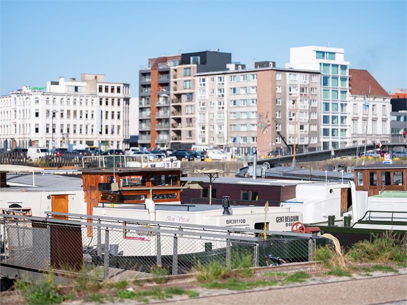 Woonschip met 5 slaapkamers en vaste ligplaats 