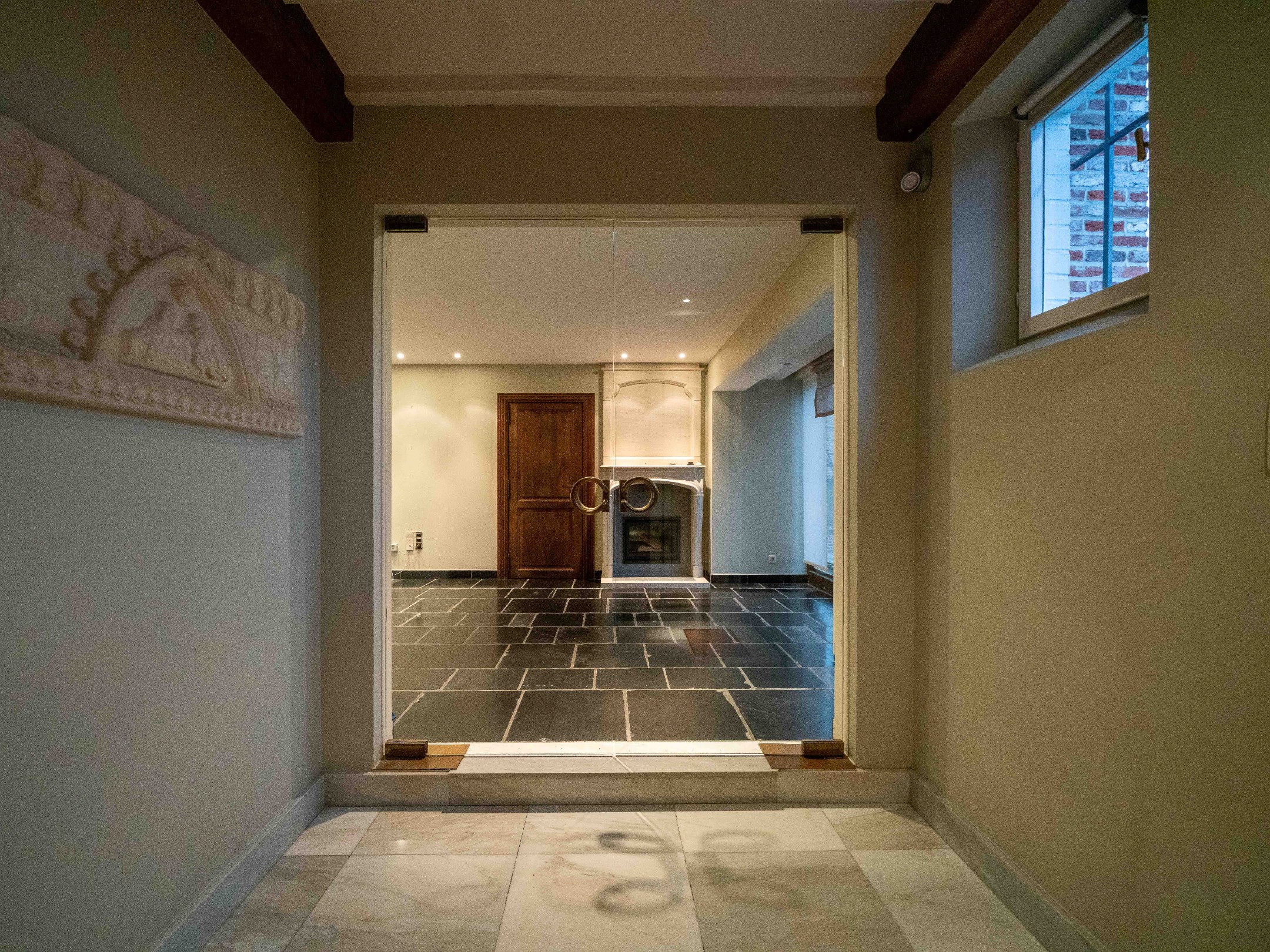 Villa met dubbele garage verscholen in het groen 