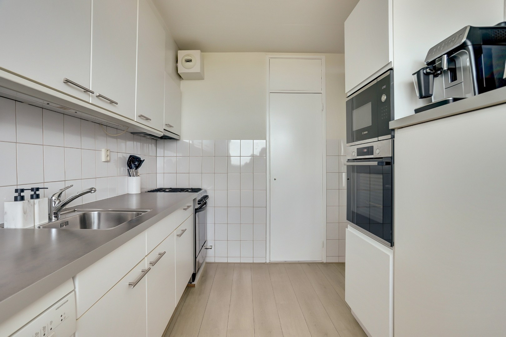 Zonder klussen te betrekken dit fraaie 4-kamer appartement op de 10e verdieping met 3 slaapkamers, fraaie keuken, moderne badkamer, mooi uitzicht en gelegen aan een groen park! 