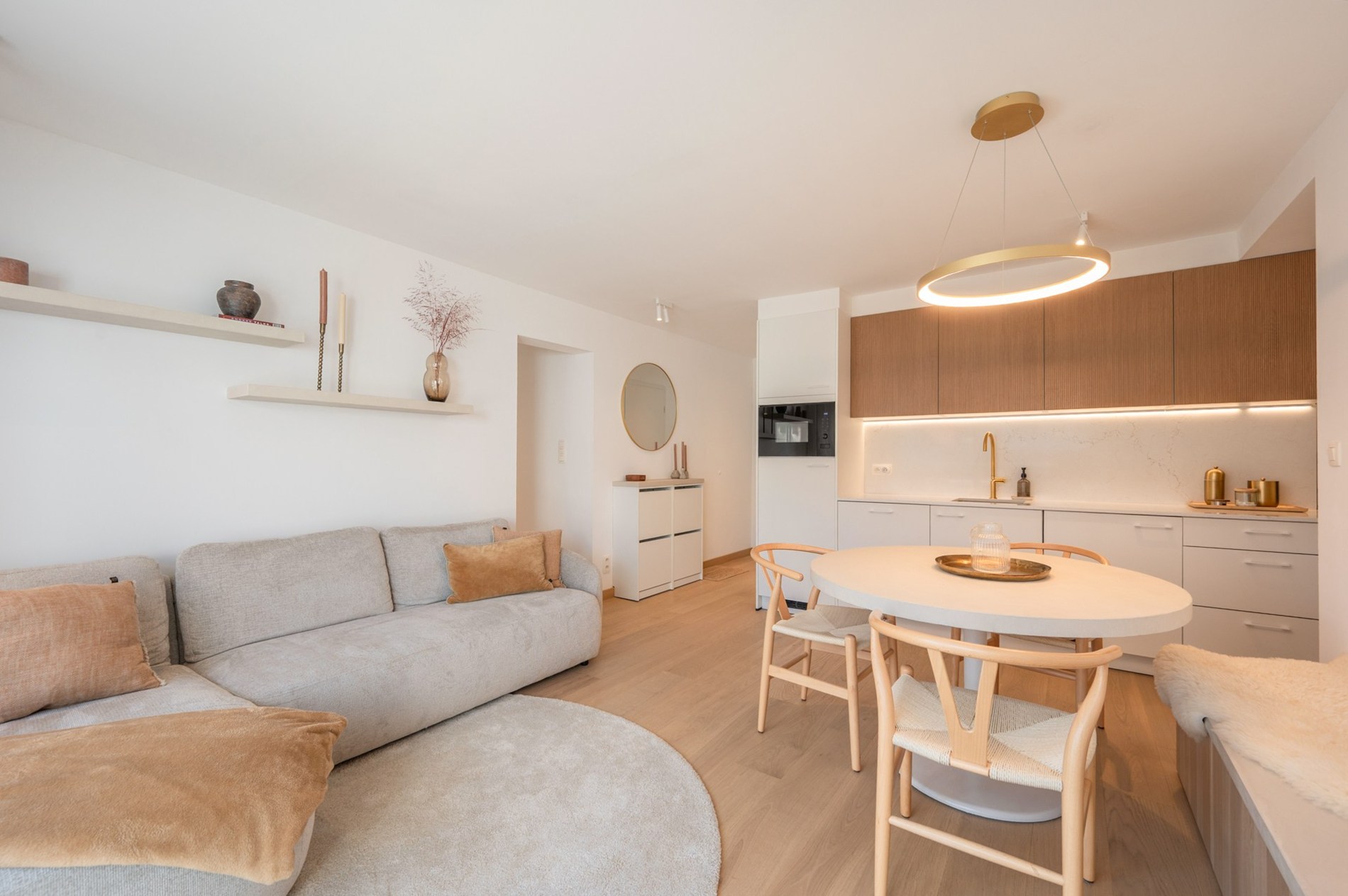 Penthouse duplex exceptionnel de 125 m² dans la résidence William, un bâtiment récent et élégant (2020), parfaitement situé au centre de Knokke. 