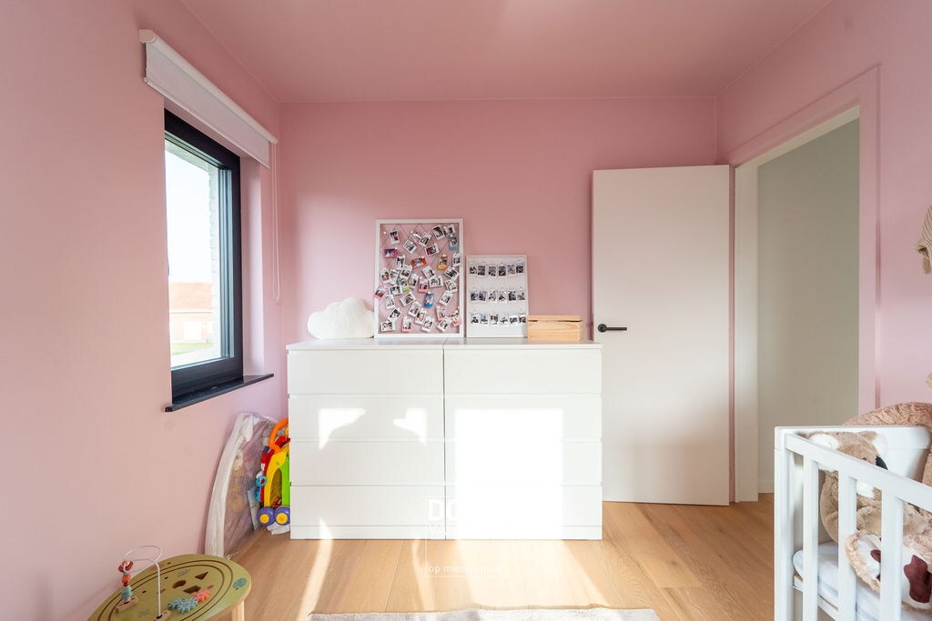 VOLLEDIG GERENOVEERDE OPEN BEBOUWING MET 4 SLAAPKAMERS EN GARAGE 