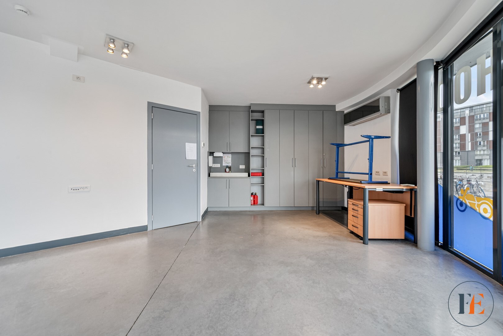 Moderne commerciële ruimte met topzichtbaarheid aan de Coupure 