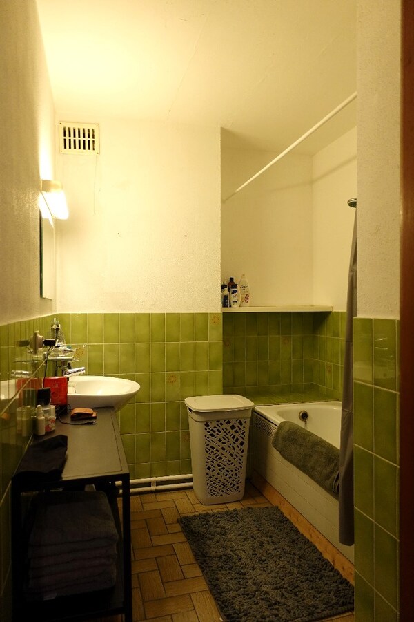 Opbrengsteigendom met 5 appartementen, 2 studio's en 4 garageboxen in Gistel 