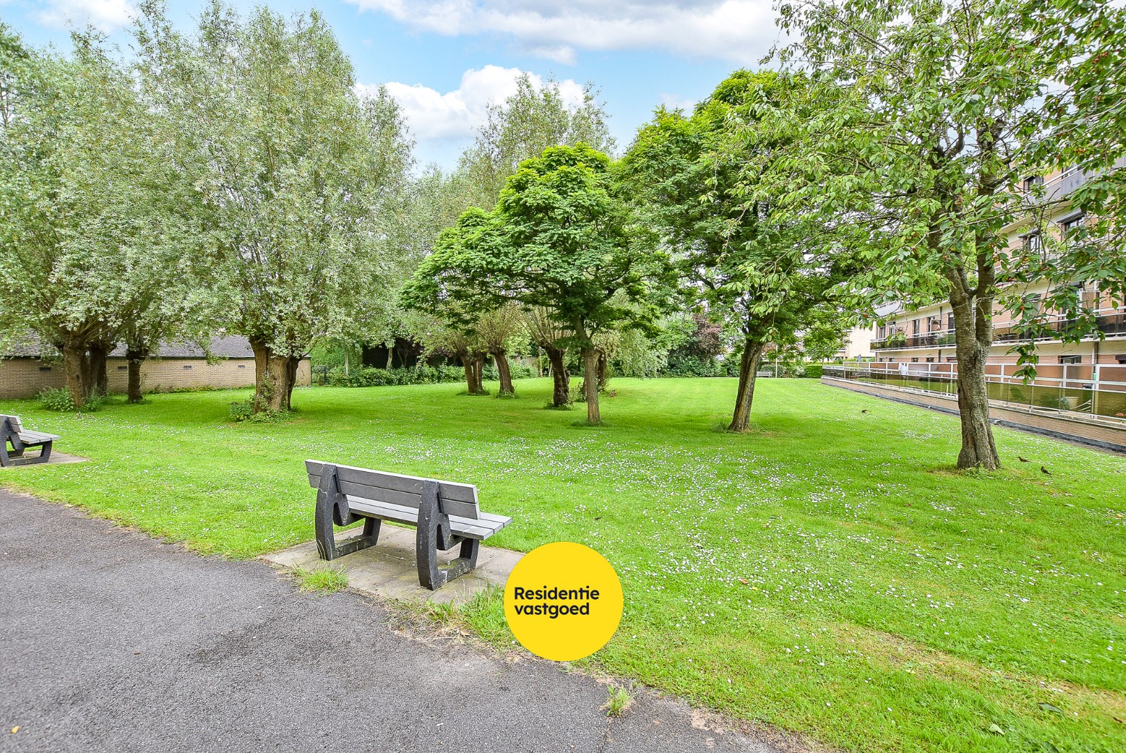 Centraal gelegen handelsruimte (148 m²) in centrum Diksmuide! 