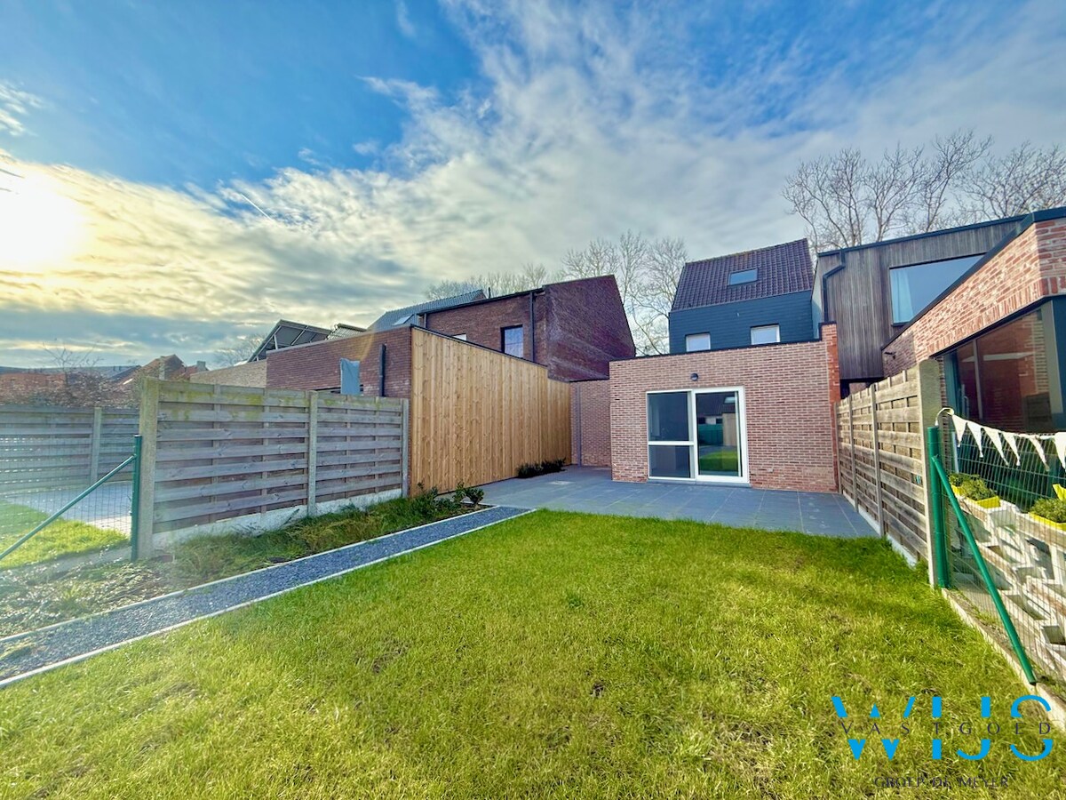 Volledig gerenoveerd woonhuis in hartje Kaprijke ! 