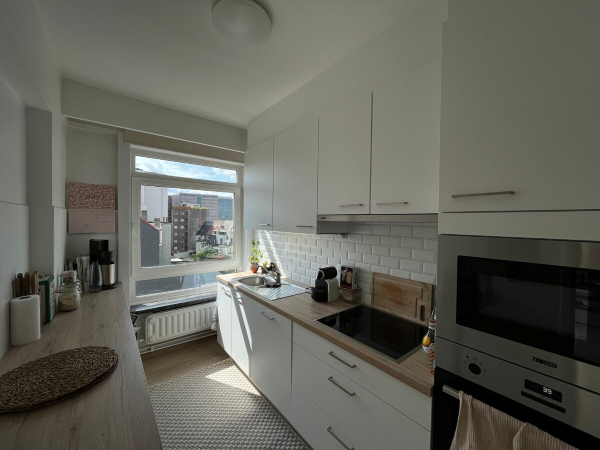 Ruim, lichtrijk appartement met garage én berging (kelder). 