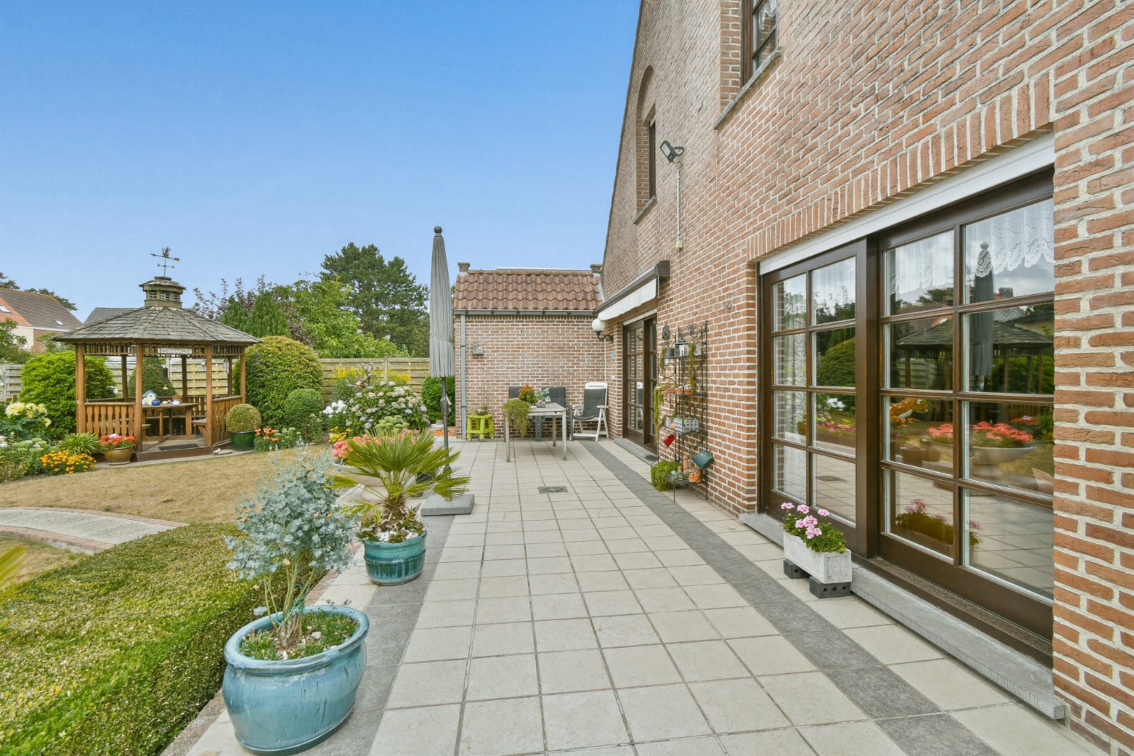 Alleenstaande villa op ruim perceel van 854 m2 in rustige woonwijk te Gistel 