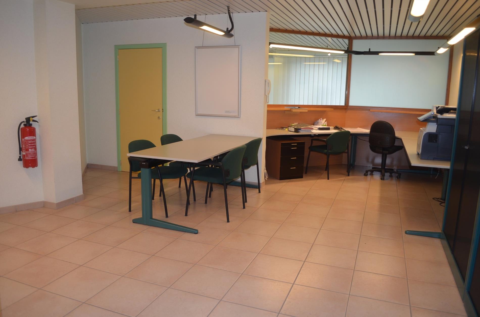 Handelspand met parkeer-gelegenheid te centrum Lembeke 