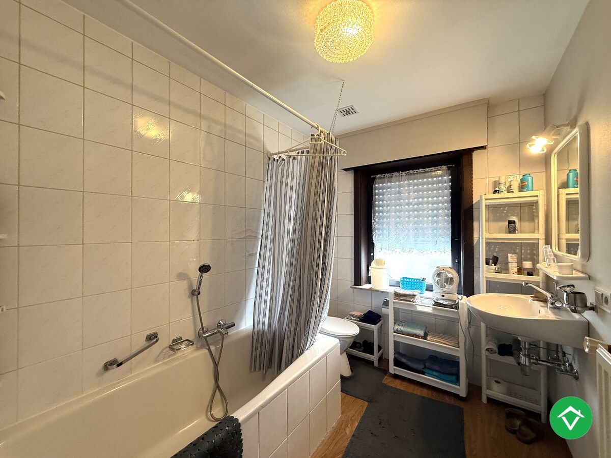 Alleenstaande woning met 5 slaapkamers, tuin en garage/loods te Roeselare 