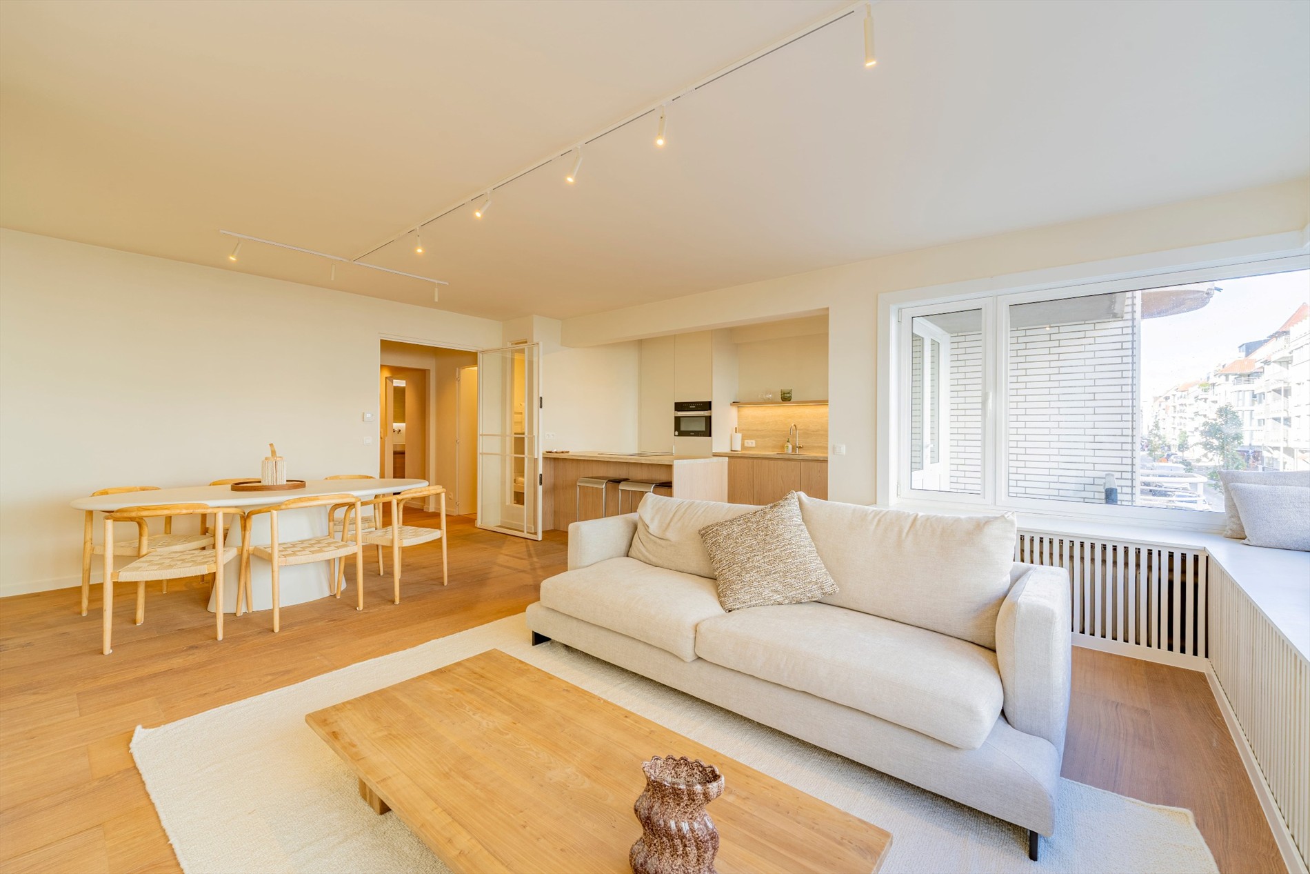 Prachtig ruim appartement met 3 slaapkamers en terras centraal gelegen op de Zoutelaan te Knokke. 