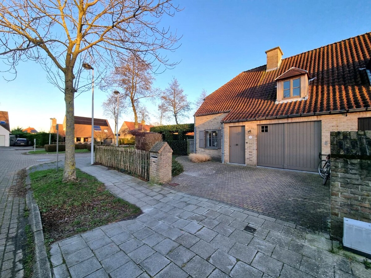 Zeer knappe, halfopen gezinswoning te Lissewege 