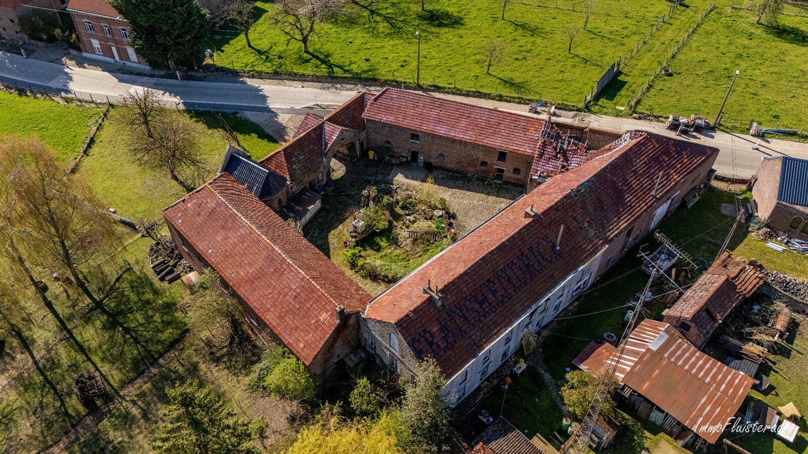 Te renoveren vierkantshoeve op een ruim perceel van ca. 2,6ha te Kortenaken 