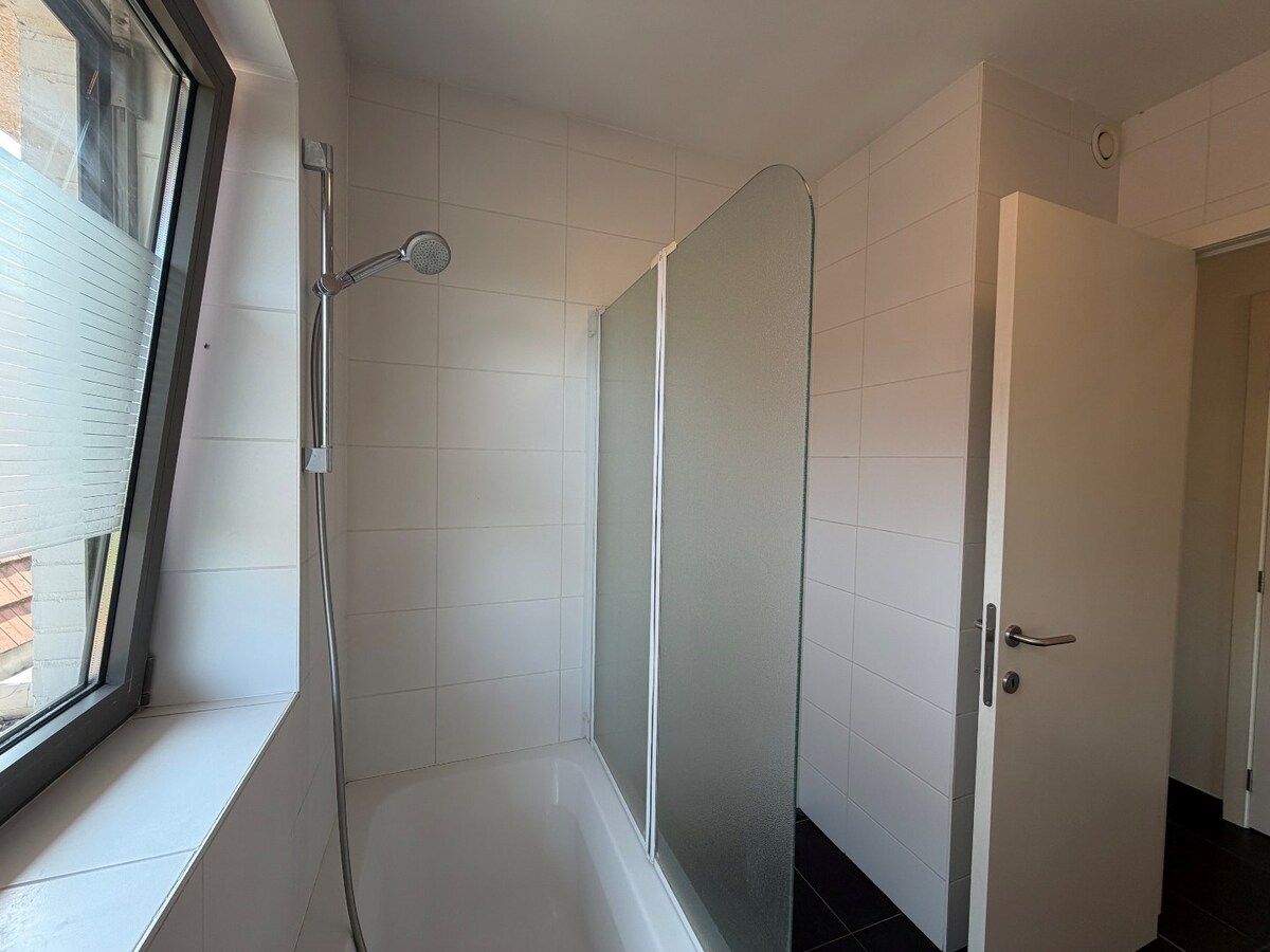 2 slpk-appartement nabij allerhande voorzieningen. 
