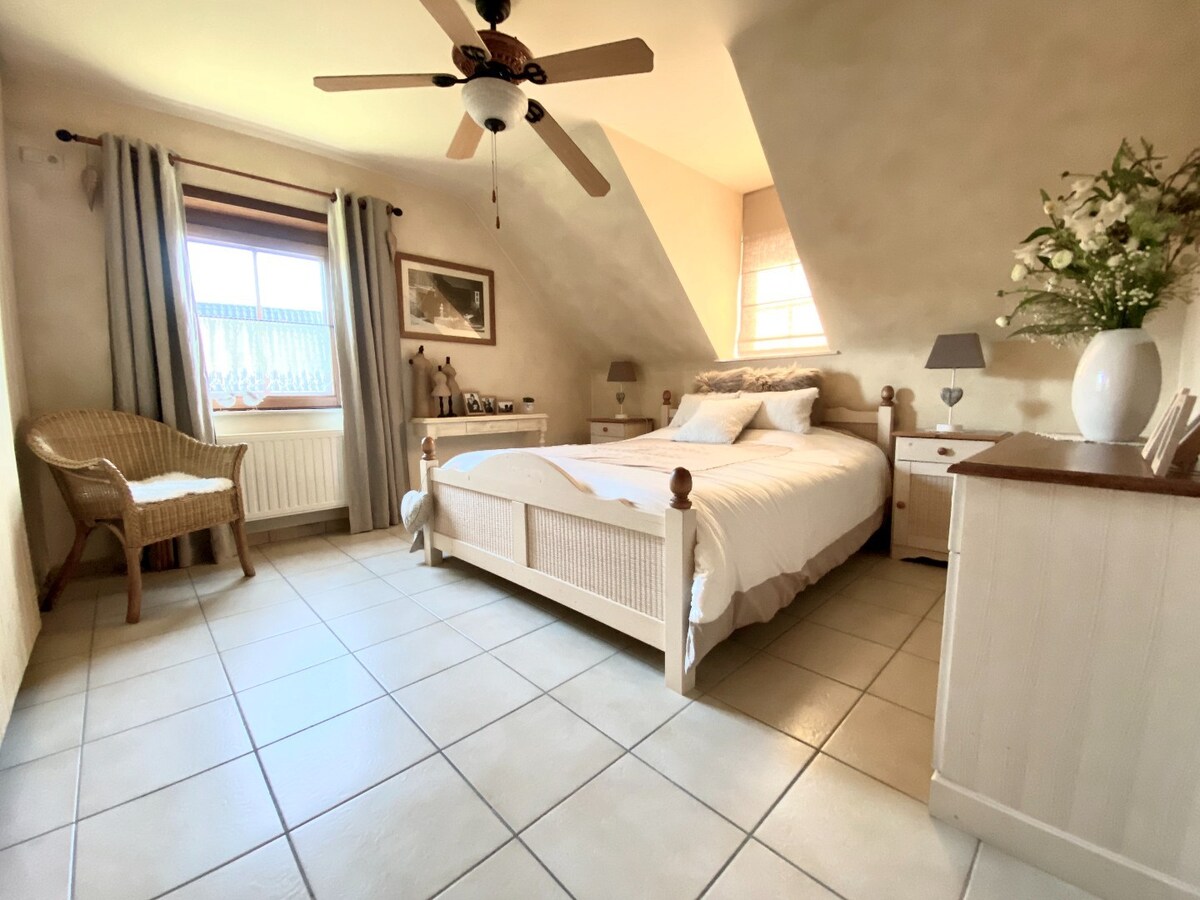 Vaste villa avec grand jardin et garage. 