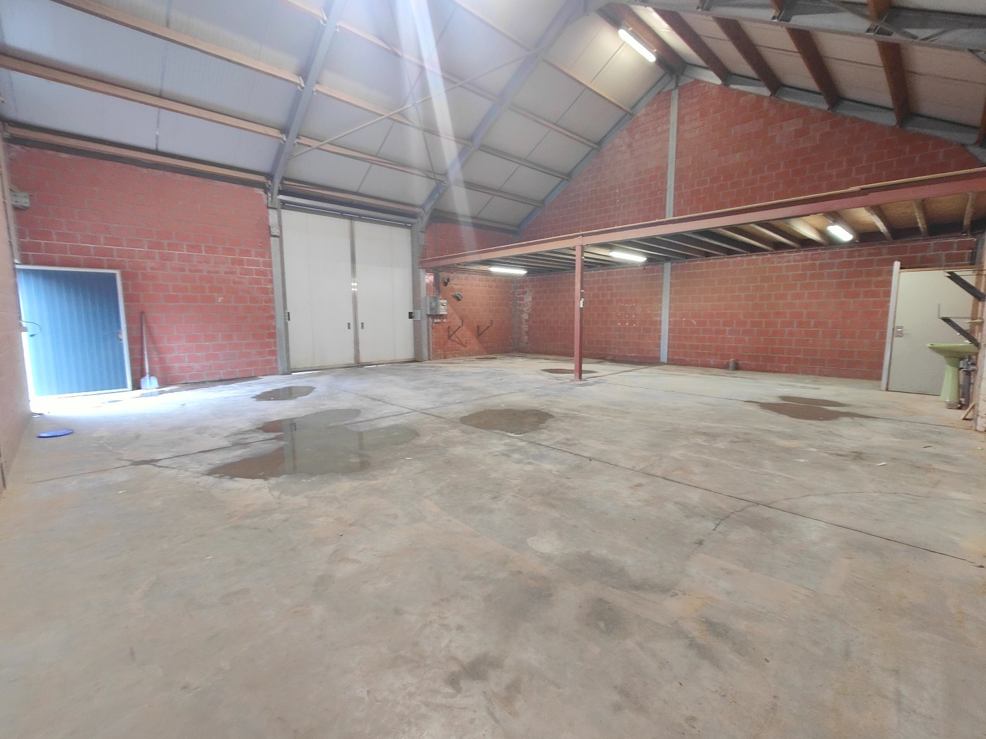 Recente, vrijstaande loods te huur – 150m² 