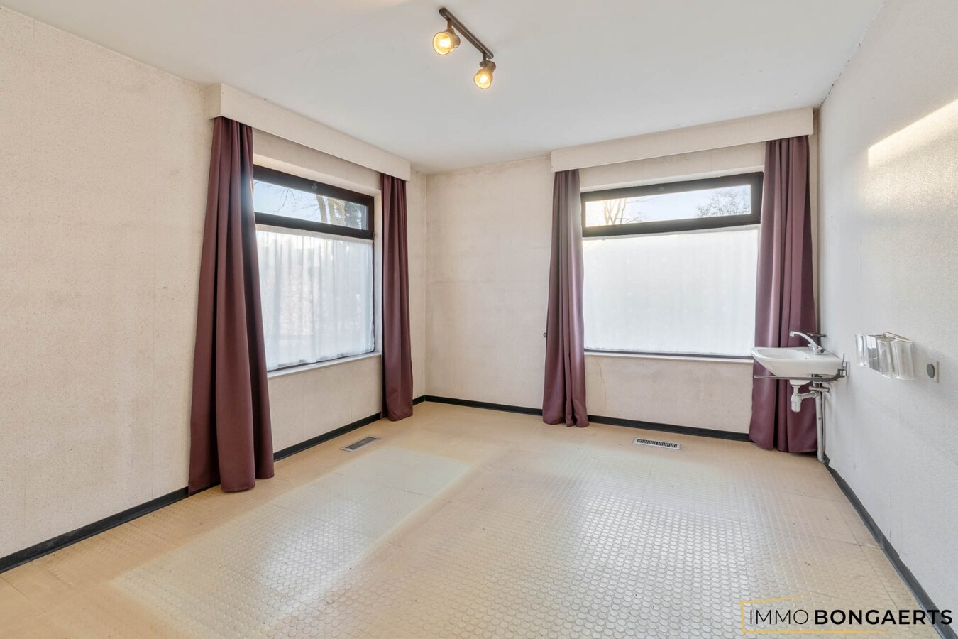 Gelijkvloerse woning met polyvalent bijgebouw 