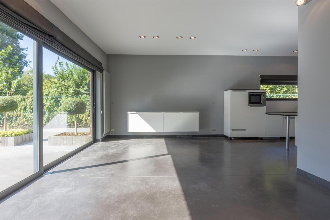 Moderne laagbouwwoning met magazijn 