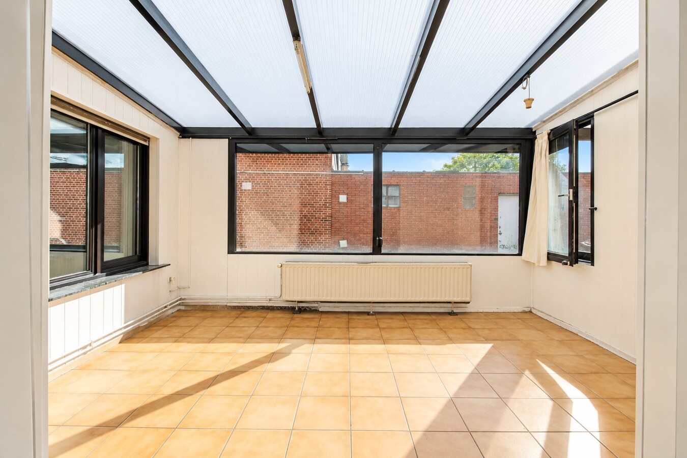 Te koop: Rustig gelegen halfopen bebouwing met 4 slaapkamers, 4 garages en ruime tuin in Sint-Niklaas 