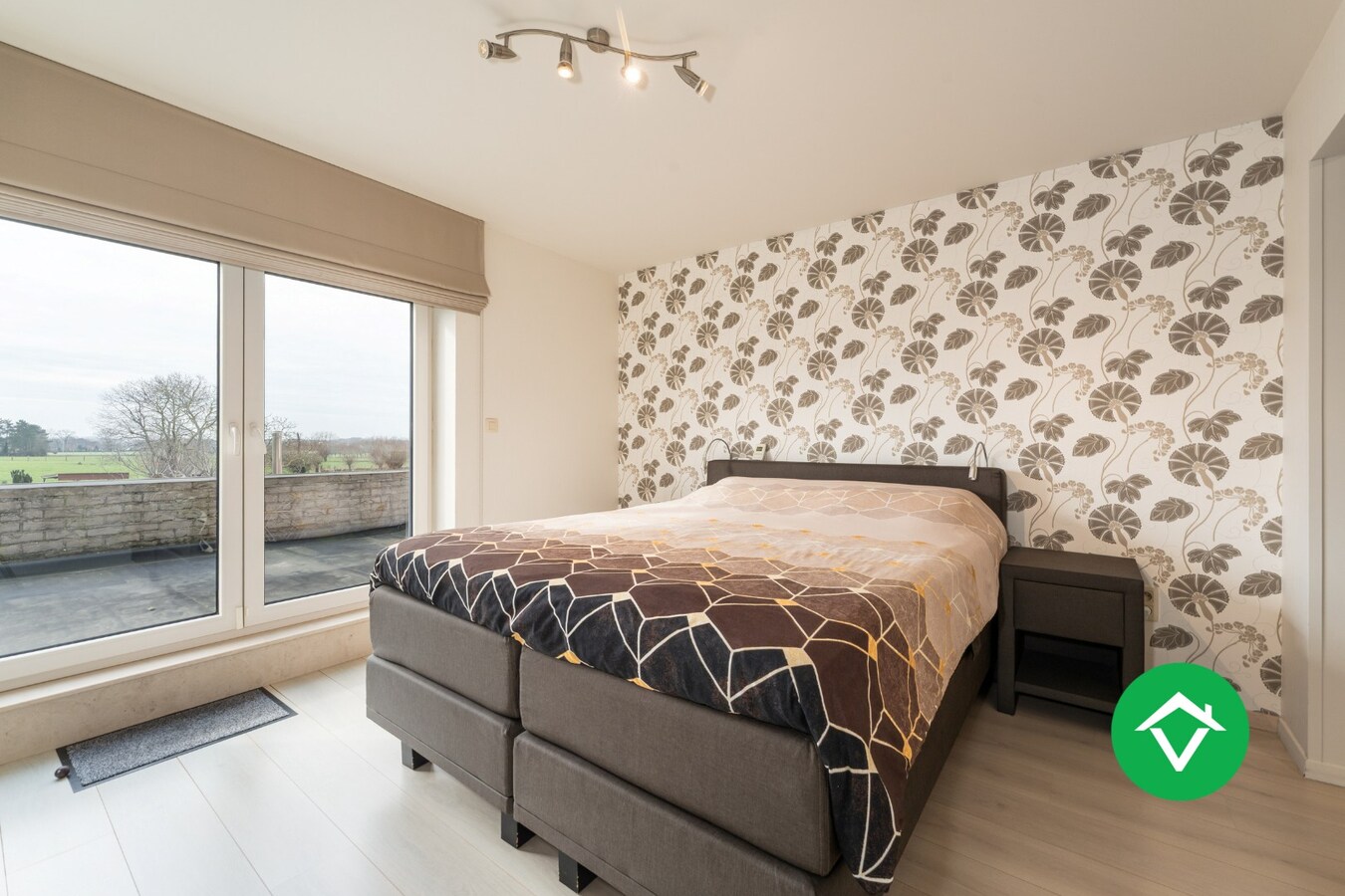 Alleenstaande woning met 4 slaapkamers en garage te Aartrijke 