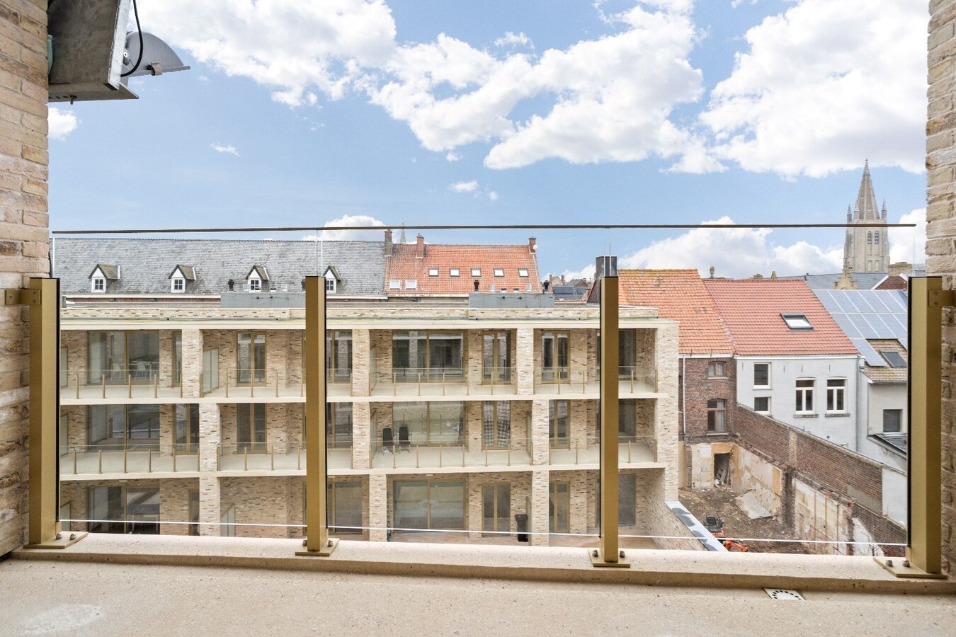 Ruim en energiezuinig 2-slaapkamerappartement met twee terrassen in centrum Ieper! 