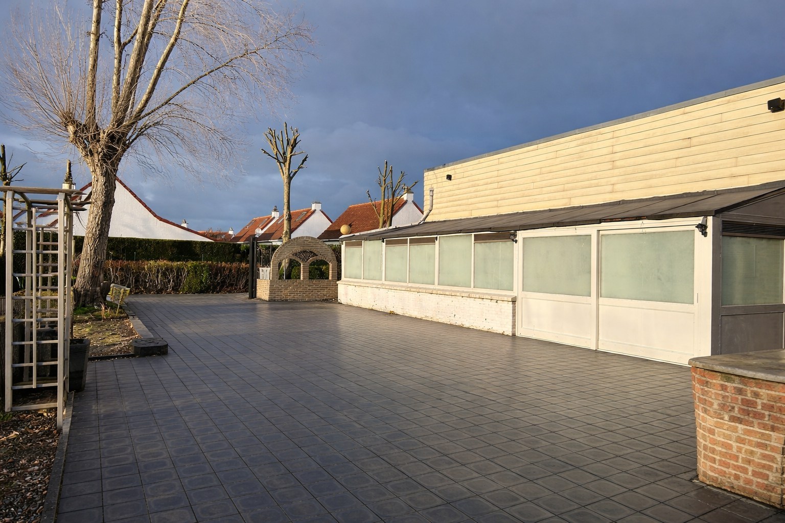 Unieke opportuniteit: horecazaak met 3 padelterreinen, terrassen en tuin te huur! 