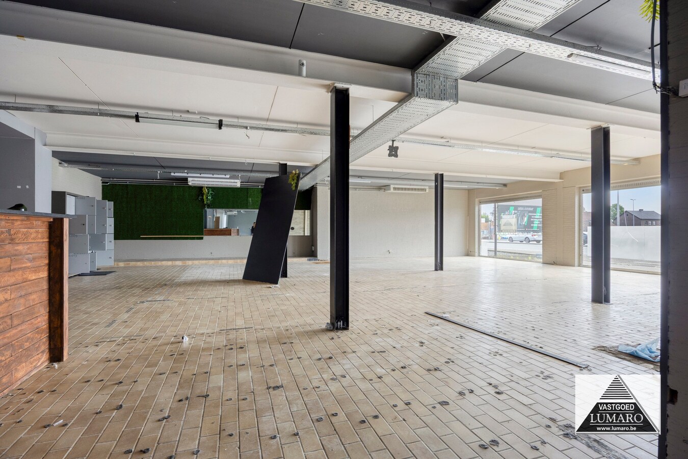 Commercieel gelegen winkel  met  parking 