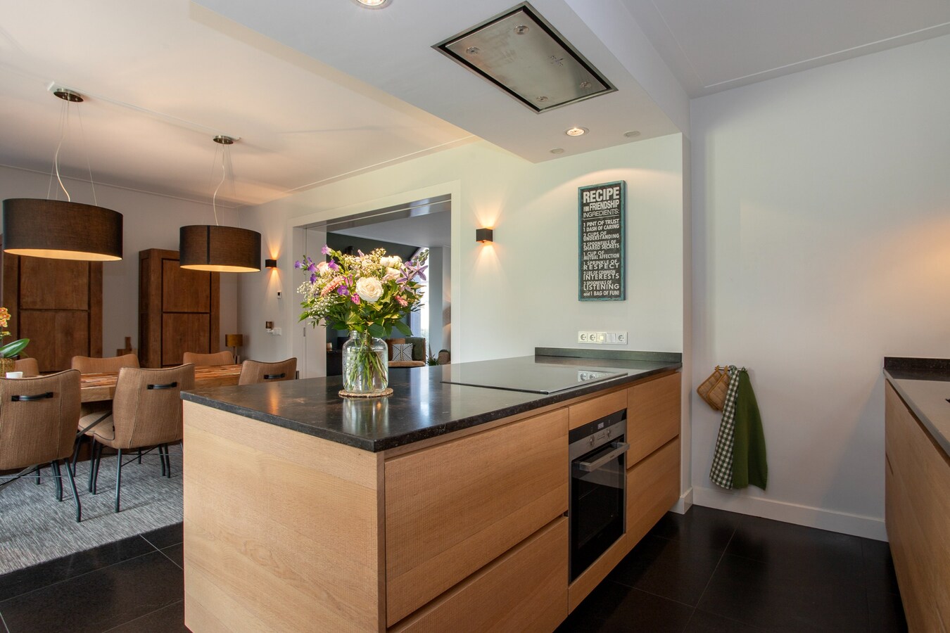 Unieke, onder architectuur gebouwde villawoning met luxe afwerking en prachtig uitzicht op het buitengebied. 