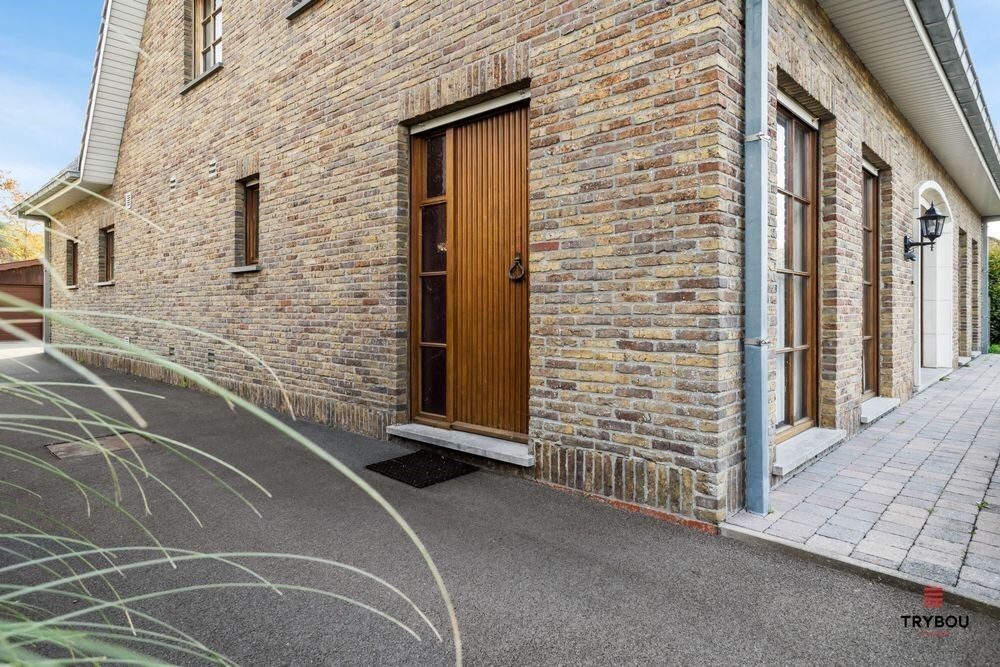 Ruime karaktervolle villa met 3 garages op 1099m² 