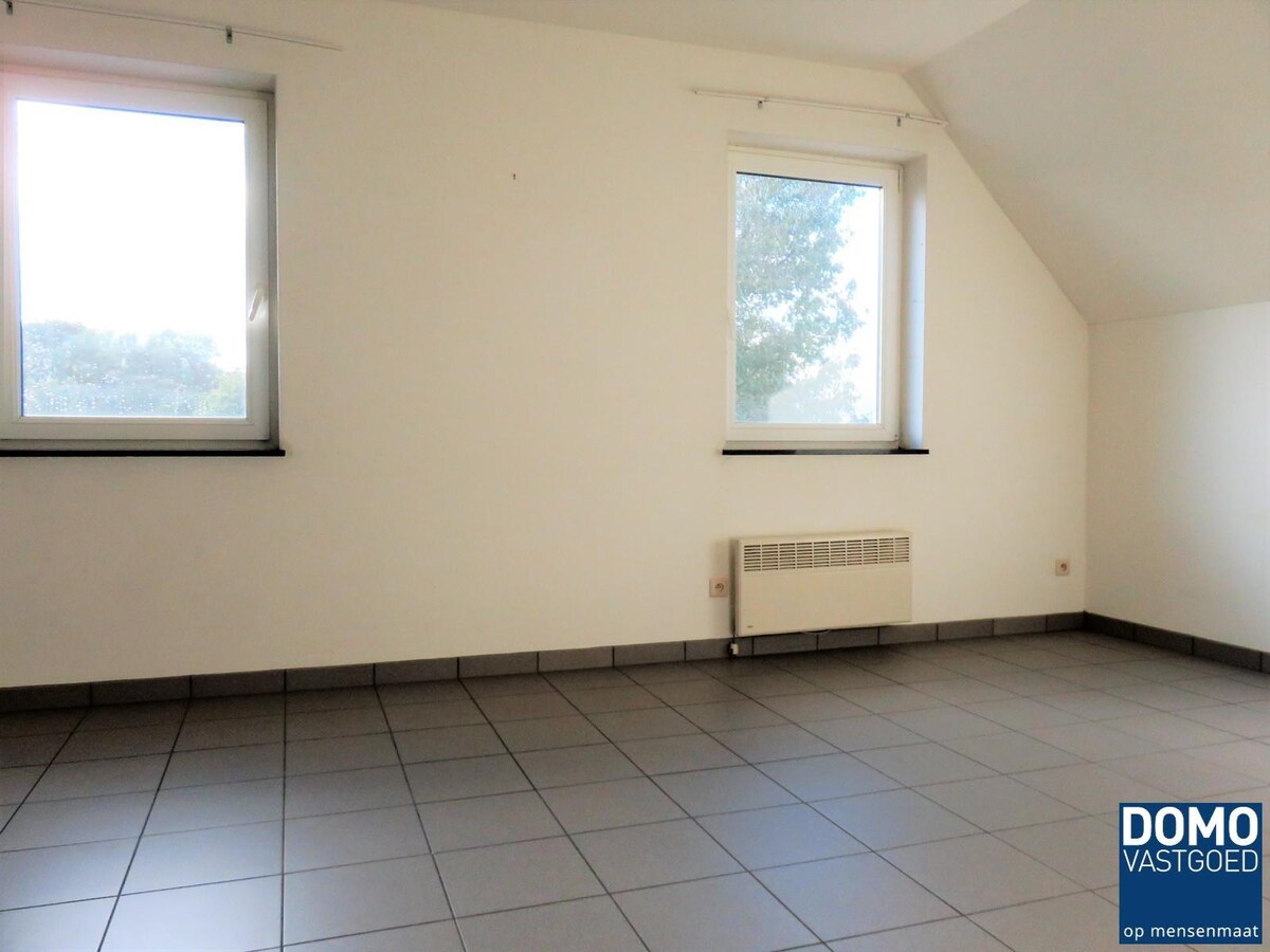 Ruim duplexappartement met 2 slaapkamers op een centrale ligging in Diepenbeek. 