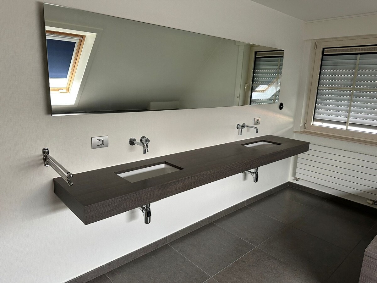 Alleenstaande woning met 3 slaapkamers, 3 garages en veel parkeermogelijkheid! 