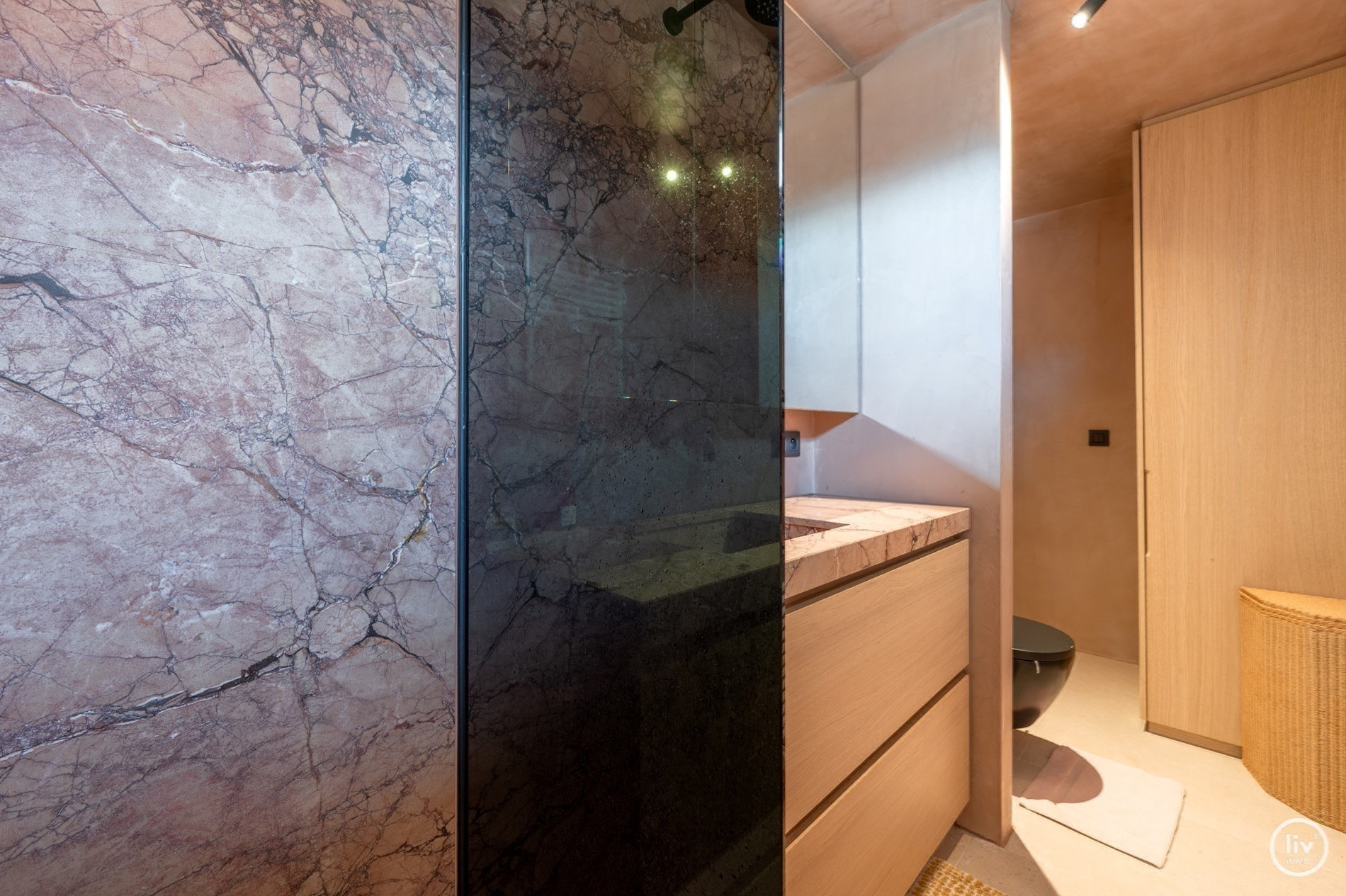 Belle maison individuelle rénovée avec goût dans un emplacement de premier choix dans la rue Kalfstraat à Knokke. 