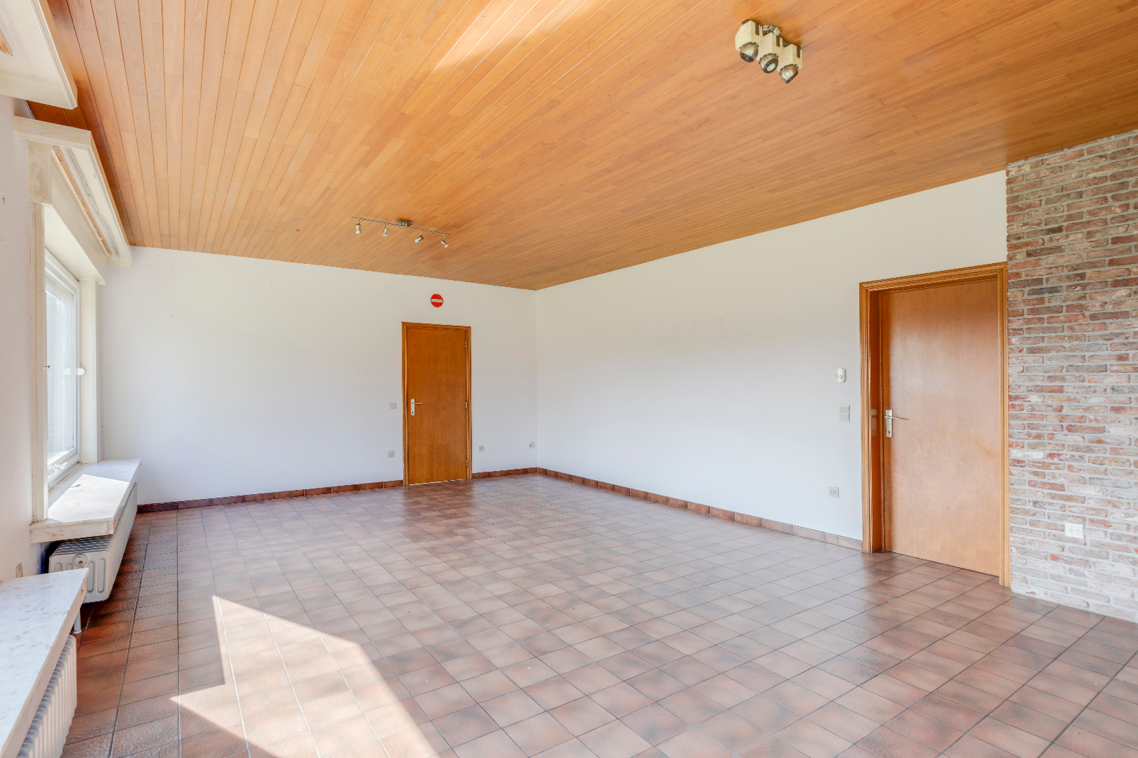 VERKOCHT ! Ruime villa (250m²) op mooi stuk grond (912m²) 