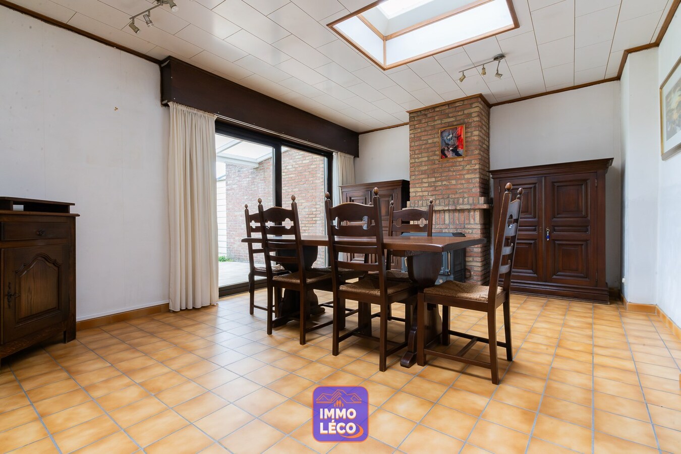 Double maison avec beaux volumes, garage et jardin, érigée sur 447m² ! 