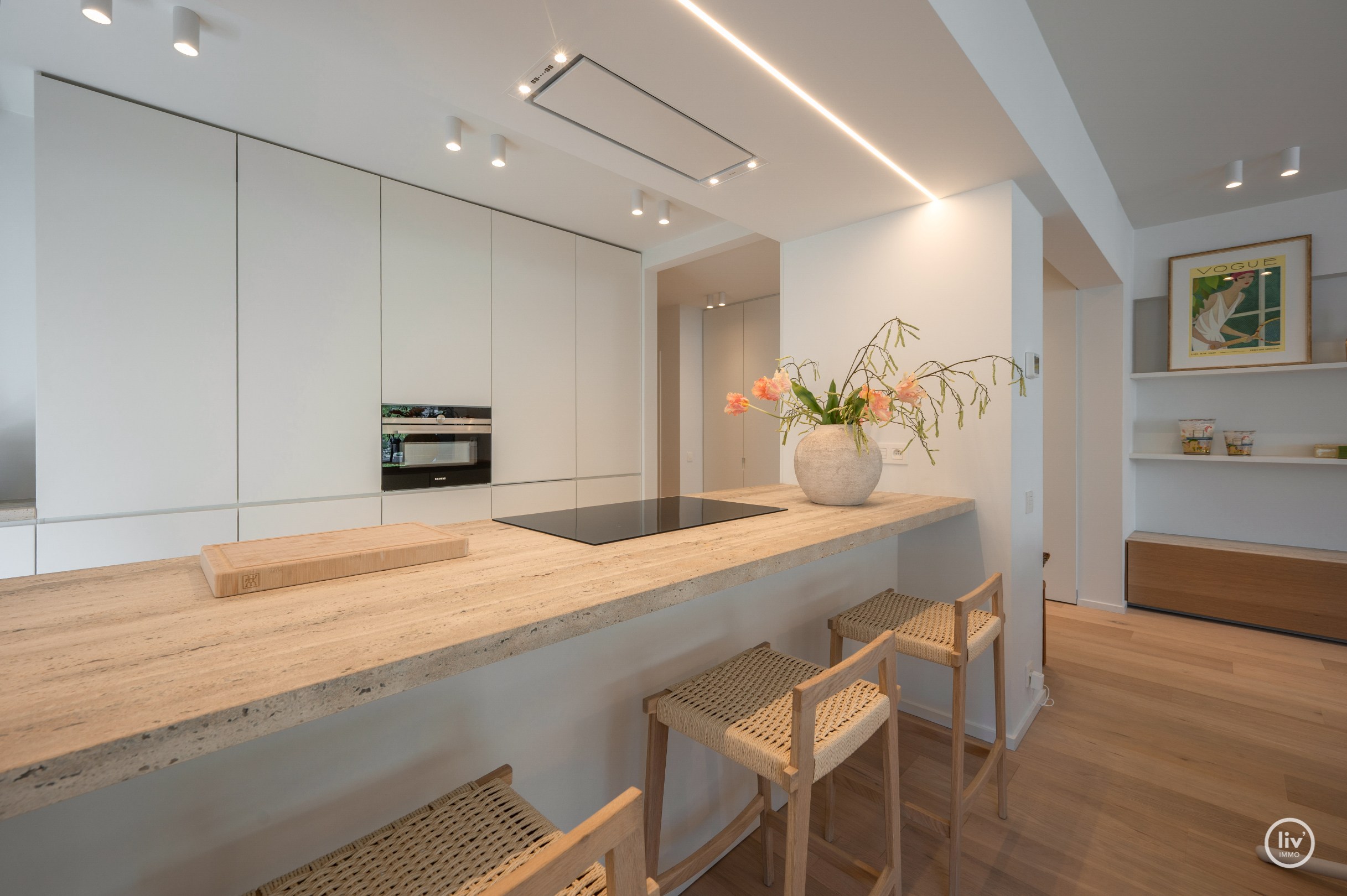 Prachtig, ruim (131 m2) HOEKappartement, volledig gerenoveerd centraal gelegen op de Lippenslaan vlakbij de zeedijk te Knokke. 