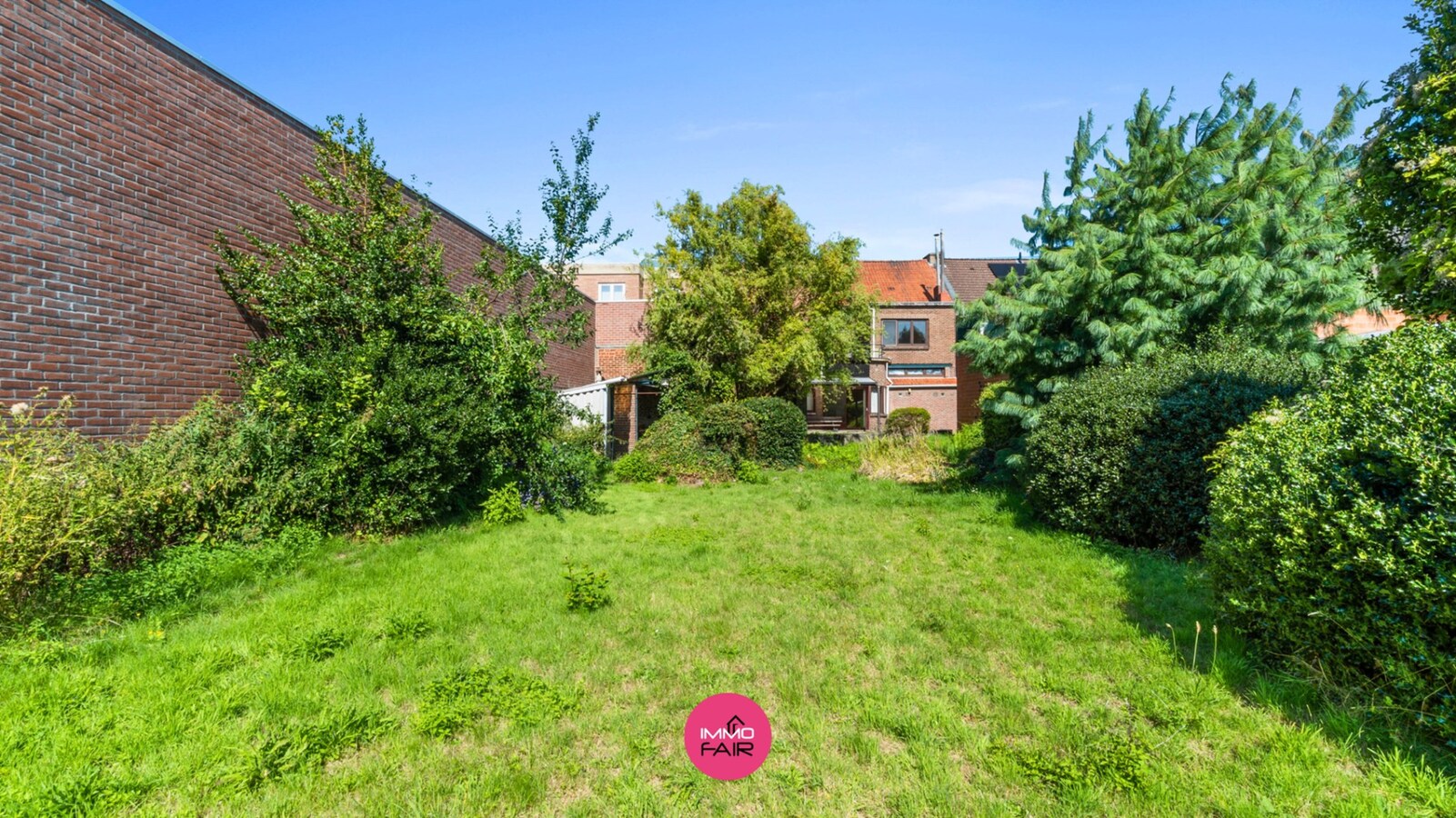 Polyvalent handelspand met duplexappartement in hartje Lanaken! 