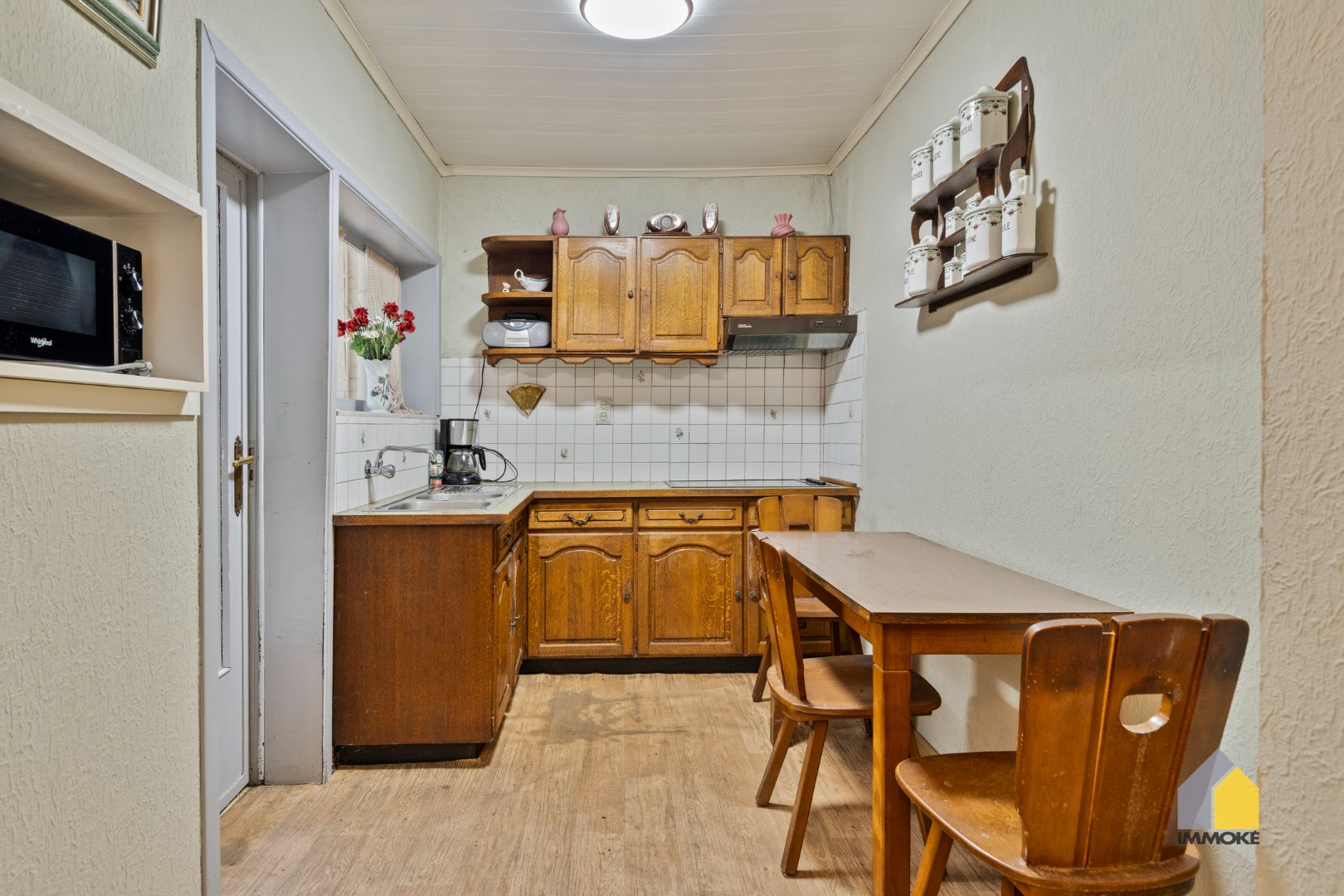 Te renoveren woning met 4 slpks, polyvalente ruimte en knusse tuin. 