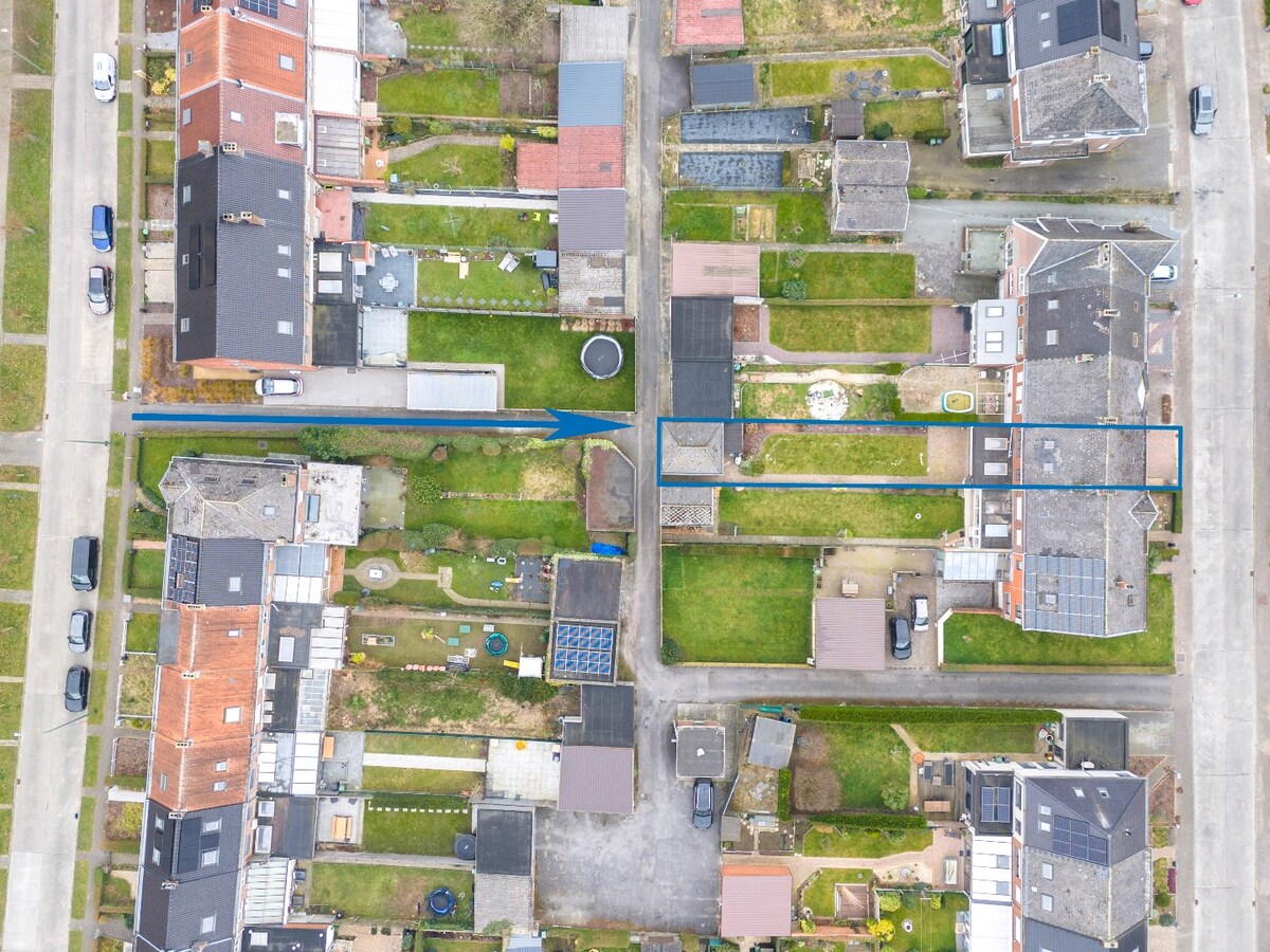 Op te frissen (gezins)woning met garage en tuin te Bevegem 